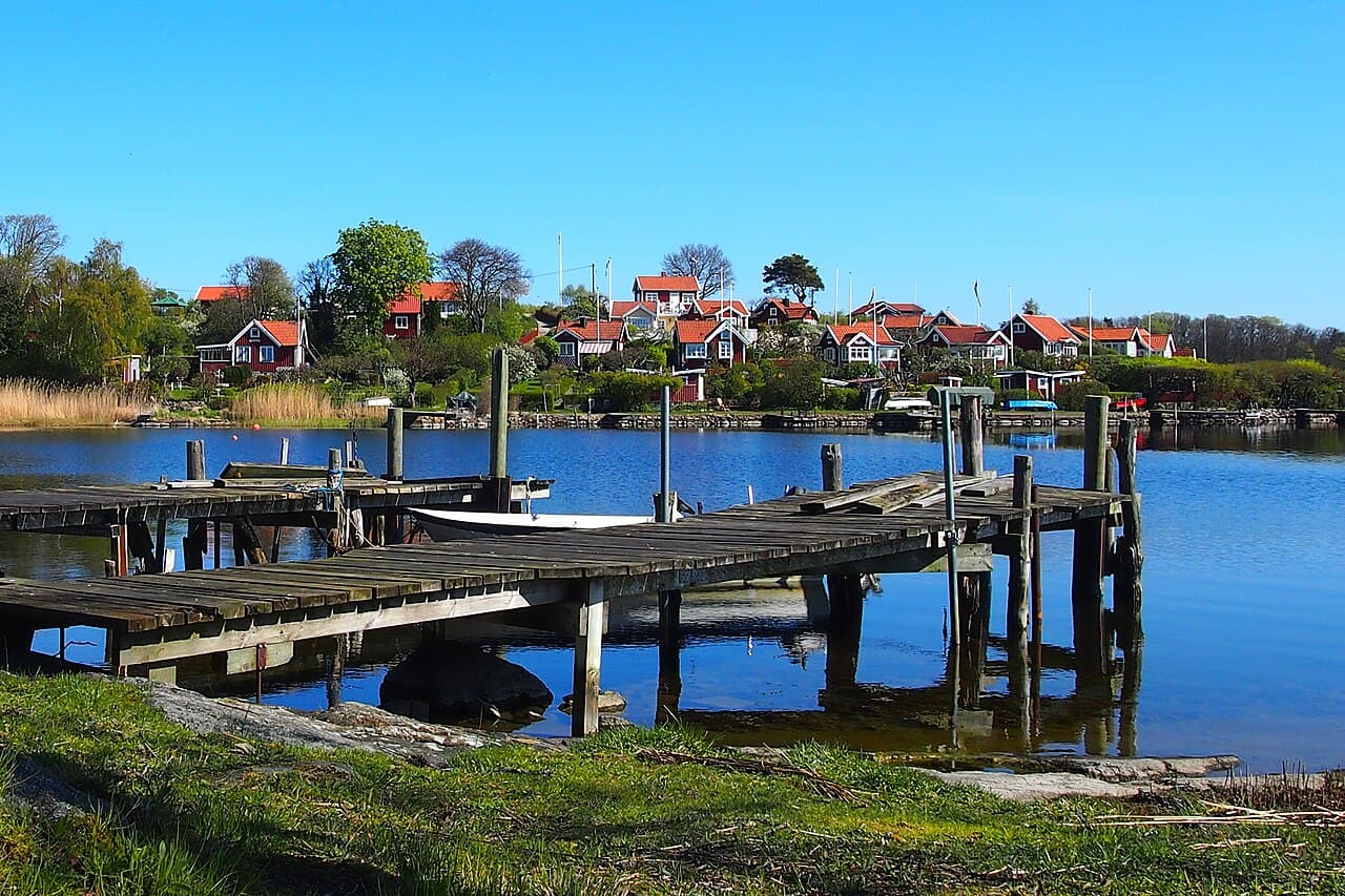 Brändaholm med röda stugor i Karlskrona