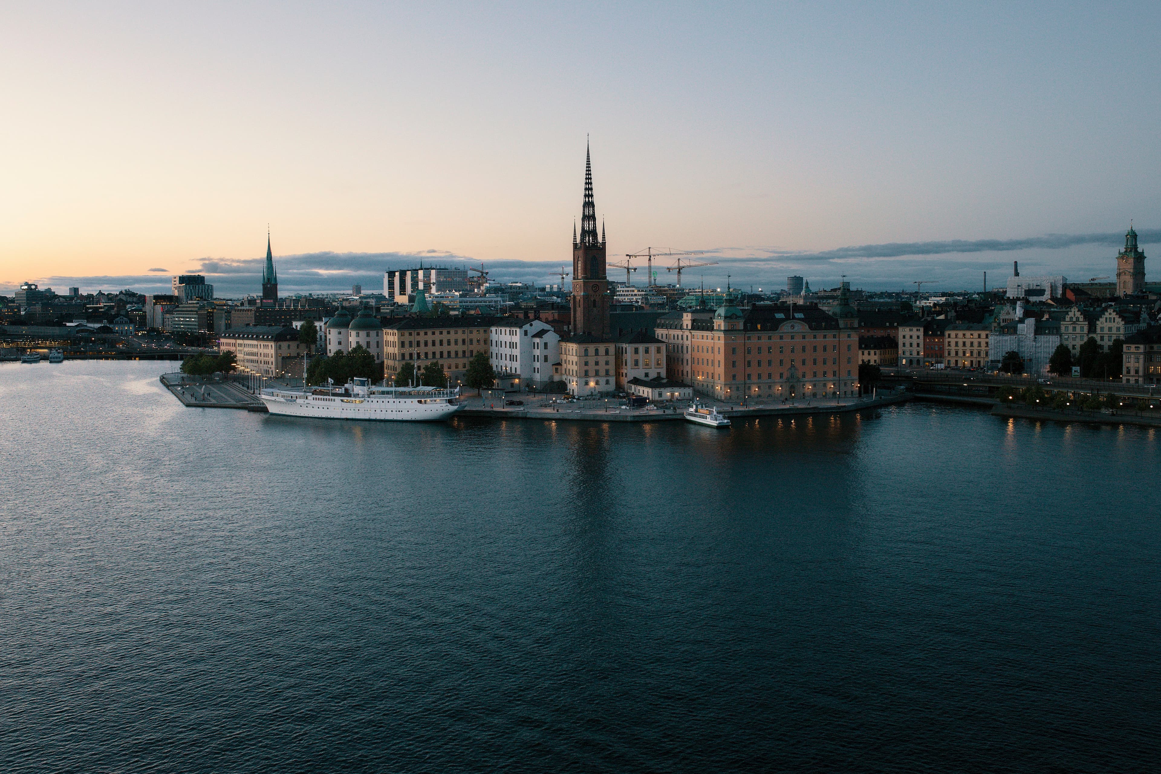 Vy över Stockholms innerstad och vattenfront