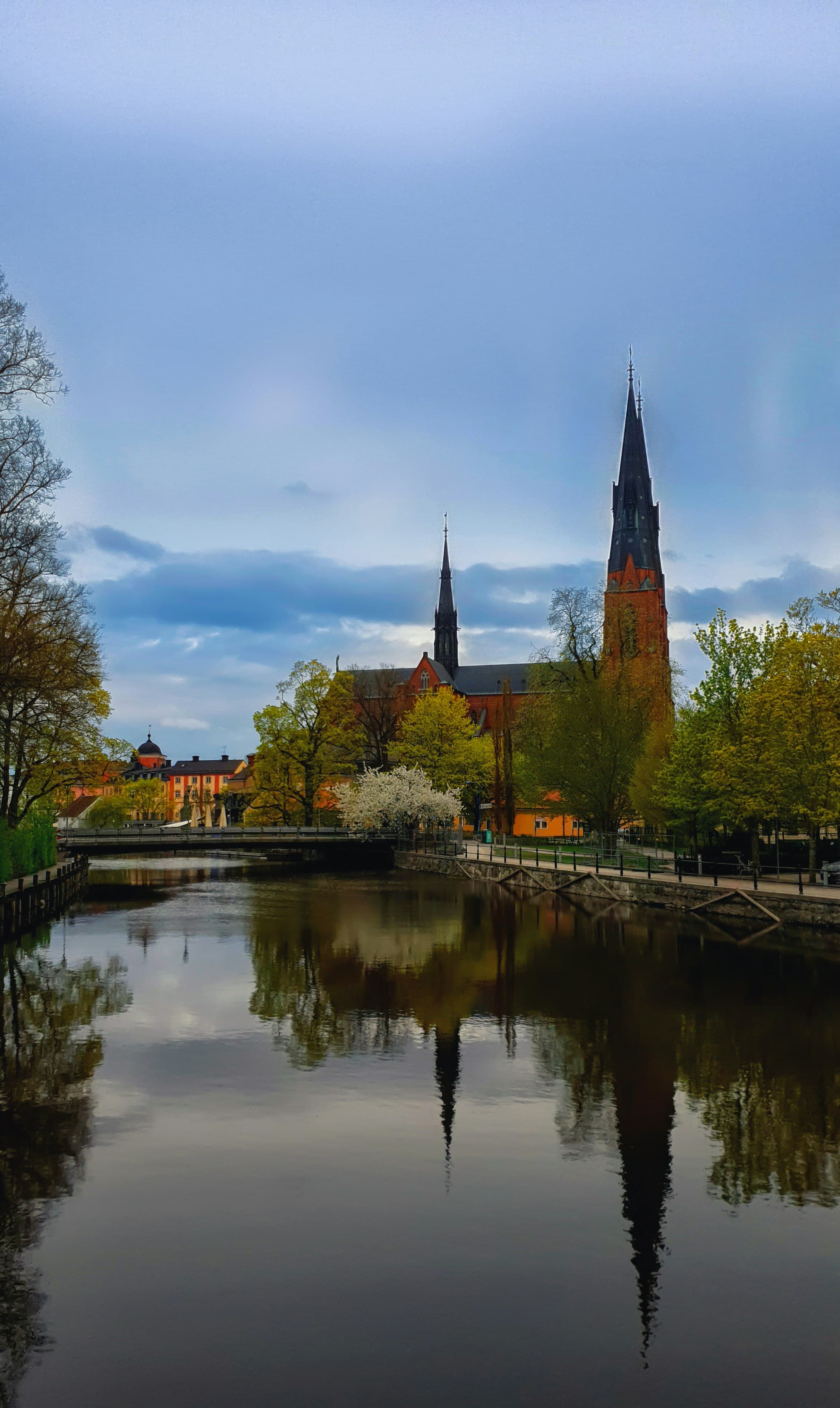 Uppsala domkyrka över Fyrisån