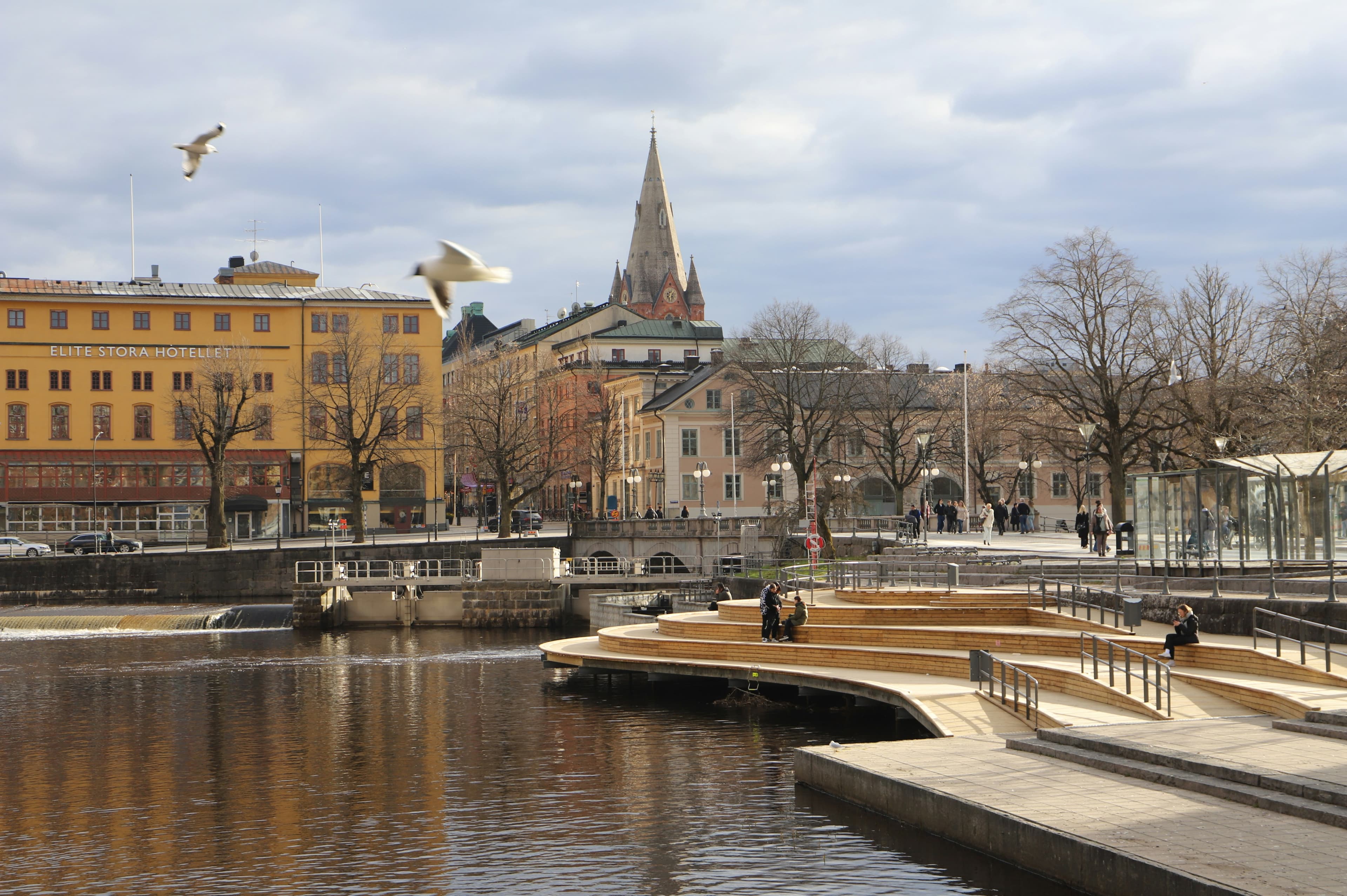 Vatten omgivet av byggnader i Örebro